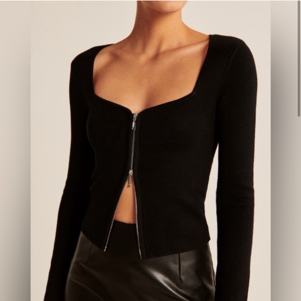 Abercrombie & Fitch, Black Zippered Women's Top. Size small